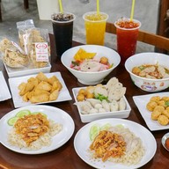 เล่าจึง ก๋วยเตี๋ยวลูกชิ้นปลา ถนนพุทธบูชา 36