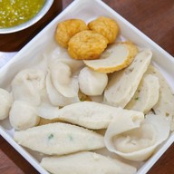 เล่าจึง ก๋วยเตี๋ยวลูกชิ้นปลา ถนนพุทธบูชา 36