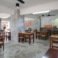 เล่าจึง ก๋วยเตี๋ยวลูกชิ้นปลา ถนนพุทธบูชา 36