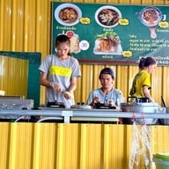 บรรยากาศ นีออน ข้าวเปียกเส้น