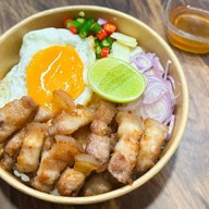 Suzumai(すずマイ)-หมี่มันไก่ ไก่ต้มน้ำปลา ข้าวไข่ข้นห่อหมก ข้าวเทอริยากิ อาหารตามสั่ง ไซบิครัชดา32 ไซบิครัชดา32