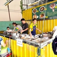 บรรยากาศ นีออน ข้าวเปียกเส้น