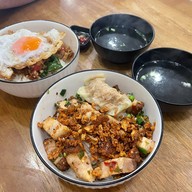 ช้อน หมูกรอบชาชู (Town In Town) ช้อน หมูกรอบชาชู (Town In Town)