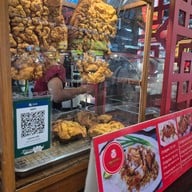 หน้าร้าน หมูแดงนายไซ ตลาดสดธนบุรี