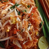 ผัดไทย-หอยทอดกระทิงแดง กลางซอย>ตรงข้ามร้านซักผ้าหยอดเหรียญ