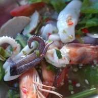 ยำติดแกรม-กะเพราเนื้อโคขุน