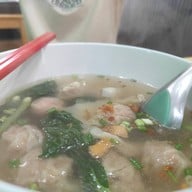 เมนูของร้าน บุญเลิศ บะหมี่เกี๊ยวหมูย่างซีอิ๊ว สาขาถนนสิรินธร