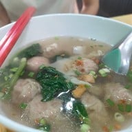 เมนูของร้าน บุญเลิศ บะหมี่เกี๊ยวหมูย่างซีอิ๊ว สาขาถนนสิรินธร