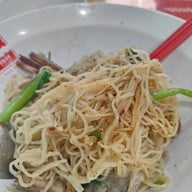 เมนูของร้าน บุญเลิศ บะหมี่เกี๊ยวหมูย่างซีอิ๊ว สาขาถนนสิรินธร