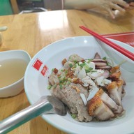 เมนูของร้าน บุญเลิศ บะหมี่เกี๊ยวหมูย่างซีอิ๊ว สาขาถนนสิรินธร