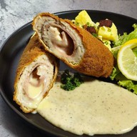 Crosbie พาสต้าเส้นสด พิซซ่าโฮมเมด ไส้กรอกเยอรมันและขนมปัง ธรรมศาสตร์รังสิต