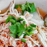 ก๋วยเตี๋ยวไก่ฉีกต้มยำรสมะนาว เซเว่นเจริญพัฒนา(ตรงข้ามบริษัทฟังก์ชัน/เอื้อรามอินทรา 117)