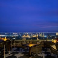 Elementi Rooftop Restaurant & Bar โรงแรม ฮอลิเดย์ อินน์ แอนด์ สวีท ระยอง