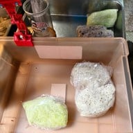 เมนูของร้าน เฮียโรจน์หมูทอด ข้าวเหนียวปุยนุ่ม (ข้าวเหนียวสมุนไพร)