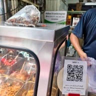 หน้าร้าน เฮียโรจน์หมูทอด ข้าวเหนียวปุยนุ่ม (ข้าวเหนียวสมุนไพร)