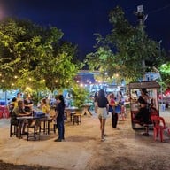 บรรยากาศ ข้าวต้ม 2 บาท บางปลาหมอ ย้ายมาใกล้กับสวนน้ำ