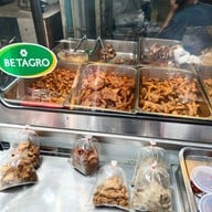 บรรยากาศ เฮียโรจน์หมูทอด ข้าวเหนียวปุยนุ่ม (ข้าวเหนียวสมุนไพร)