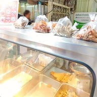 หน้าร้าน เฮียโรจน์หมูทอด ข้าวเหนียวปุยนุ่ม (ข้าวเหนียวสมุนไพร)