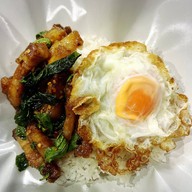 เมนูของร้าน ก็เพราะกะเพรา หนองแขม