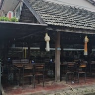 หน้าร้าน เฮือนฮอม -