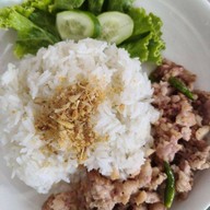 ยำติดแกรม-กะเพราเนื้อโคขุน