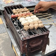 ลูกชิ้นปิ้ง BTS สนามเป้า ทางออก 3