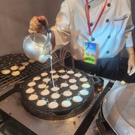 ขนมครกเข้าวัง ข้างตลาดบองมาเช่