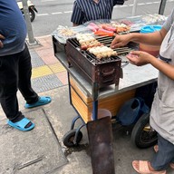 ลูกชิ้นปิ้ง BTS สนามเป้า ทางออก 3