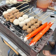 ลูกชิ้นปิ้ง BTS สนามเป้า ทางออก 3