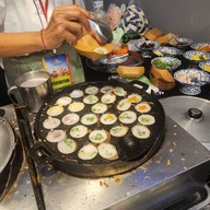 ขนมครกเข้าวัง ข้างตลาดบองมาเช่