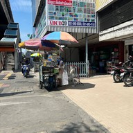 ลูกชิ้นปิ้ง BTS สนามเป้า ทางออก 3