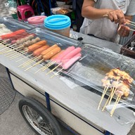 ลูกชิ้นปิ้ง BTS สนามเป้า ทางออก 3