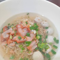 เมนูของร้าน ก๋วยเตี๋ยวสุขศาลาท่าม่วง