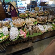 บรรยากาศ ตลาดโก้งโค้ง