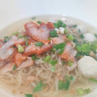 เมนูของร้าน ก๋วยเตี๋ยวสุขศาลาท่าม่วง