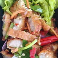 ยำติดแกรม-กะเพราเนื้อโคขุน