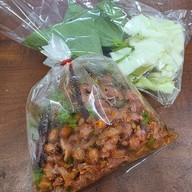 ยำแหนมข้าวกรอบป้าสุดใจ ตลาดมารวย ไนท์มาร์เก็ต ยำแหนมข้าวกรอบป้าสุดใจ
