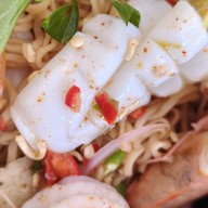 ยำติดแกรม-กะเพราเนื้อโคขุน