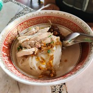 ก๋วยเตี๋ยวไก่ร้านนก By โก้-ธีรศักดิ์