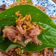ยำแหนมข้าวกรอบป้าสุดใจ ตลาดมารวย ไนท์มาร์เก็ต ยำแหนมข้าวกรอบป้าสุดใจ