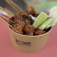 เมนูของร้าน เฮียจะทอด ไก่ป๊อบ ไก่หน้าโรงเรียน ไส้กรอกแดง ลูกชิ้นปลาระเบิด ร้านเฮียจะทอด