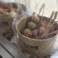 เมนูของร้าน เฮียจะทอด ไก่ป๊อบ ไก่หน้าโรงเรียน ไส้กรอกแดง ลูกชิ้นปลาระเบิด ร้านเฮียจะทอด