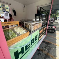 หน้าร้าน เฮียจะทอด ไก่ป๊อบ ไก่หน้าโรงเรียน ไส้กรอกแดง ลูกชิ้นปลาระเบิด ร้านเฮียจะทอด