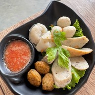 ครัวอิ่มเอม อาหารตามสั่ง/ก๋วยเตี๋ยวลูกชิ้นปลานายใบ้ (สามย่านเจ้าเก่า) แรก