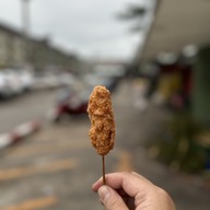 เมนูของร้าน เฮียจะทอด ไก่ป๊อบ ไก่หน้าโรงเรียน ไส้กรอกแดง ลูกชิ้นปลาระเบิด ร้านเฮียจะทอด