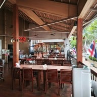 บรรยากาศ แดงแหนมเนือง ในเมือง