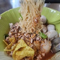 ก๋วยเตี๋ยวต้มยำ จู ก๋วยเตี๋ยวลูกชิ้นน้ำใส