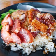 เมนูของร้าน เป็ดย่างนายน้ำโอชารสดอนเมือง ข้าวหน้าเป็ด ข้าวหมูกรอบ ข้าวหมูแดง บะหมี่-เกี๋ยวกุ้ง ( ถนนนาวงประชาพัฒ สาขาถนนนาวงประชาพัฒนา ซอยนาวง15