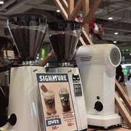Rowie's Coffee Pinklao Meow