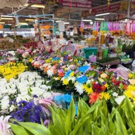 ร้านเล็ก-ทวี ดอกไม้ พวงมาลัยตลาดเสรี สาย 5